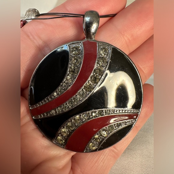 Large abstract black and red vibe infinity necklace - Picture 5 of 5